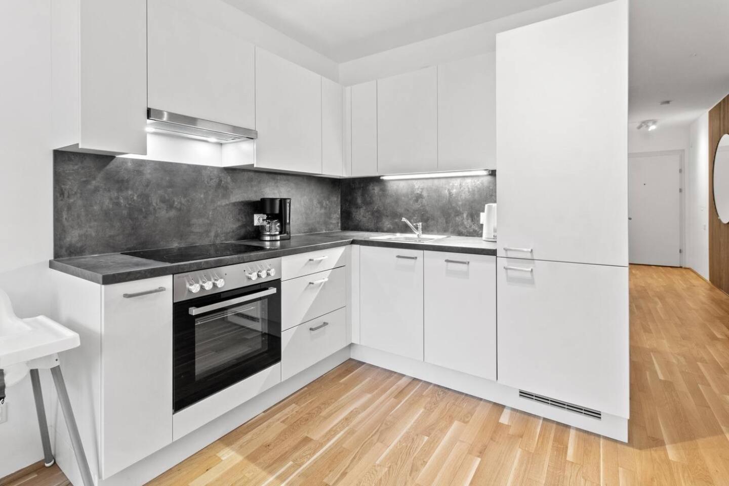 Apartment Fast Wifi I 3 Min Walk To Metro I On-site Parking For 19,90 Eur