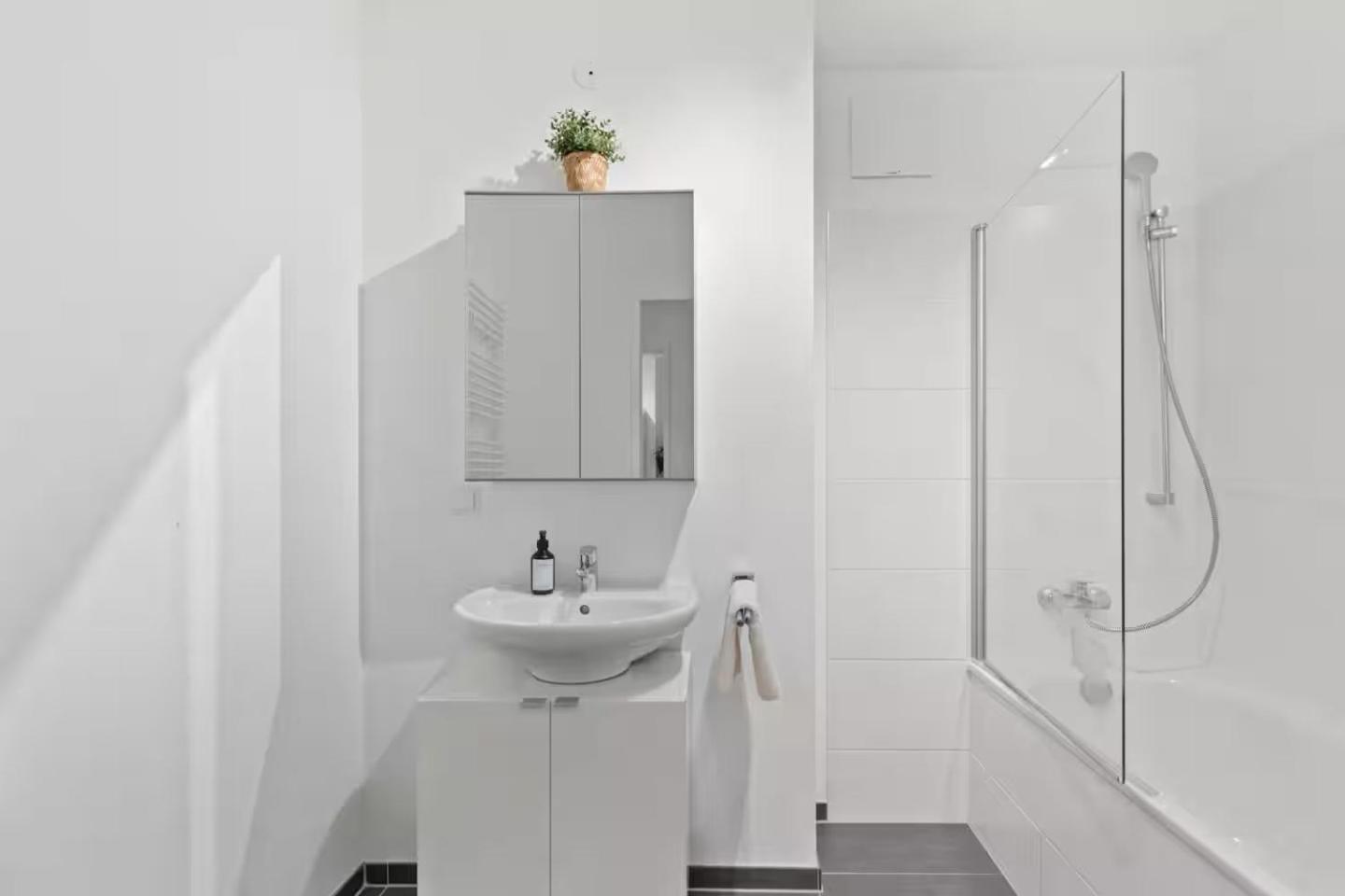 Apartament Fast Wifi I 3 Min Walk To Metro I On-site Parking For 19,90 Eur